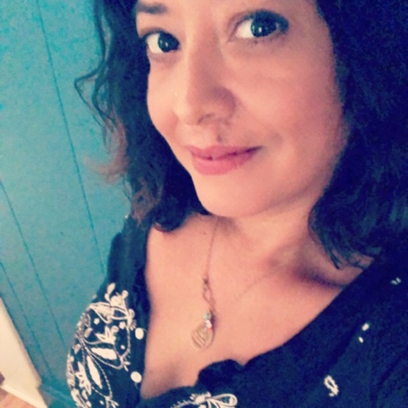 Meet your Posher, Raquel - Picture 1 of 2